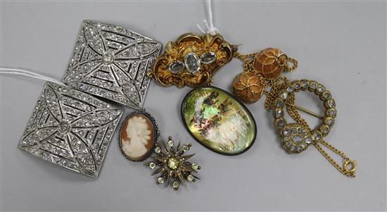 A small collection of costume jewellery,